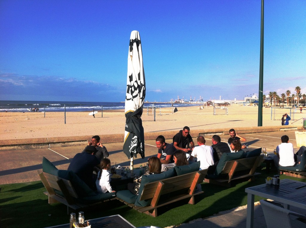 במסעדת החוף באשדוד ניתן לשבת ממש מול הים, גם מחוץ למסעדה