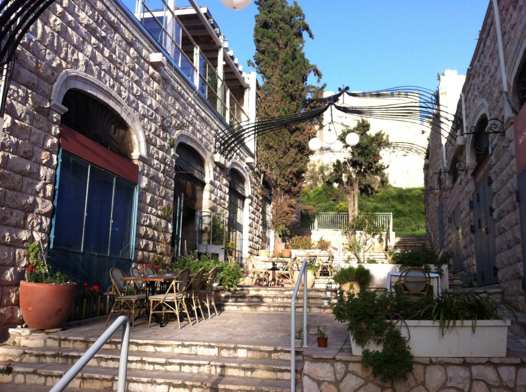 הכניסה למסעדה מול חומות העיר העתיקה.