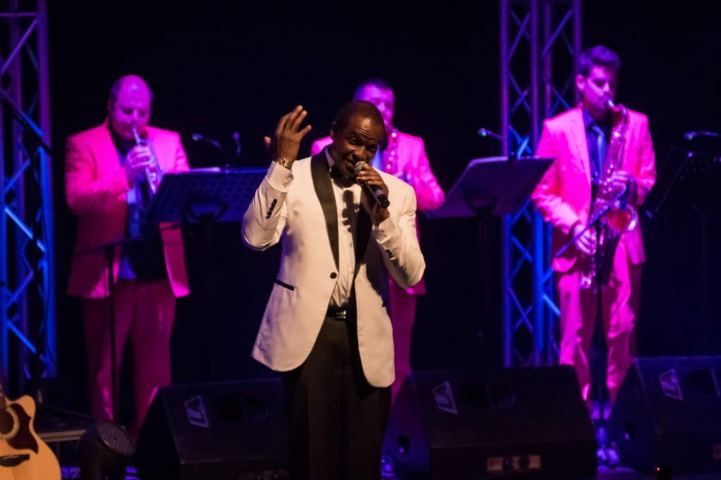 מופע  UNFORGETTABLE-מוקטן