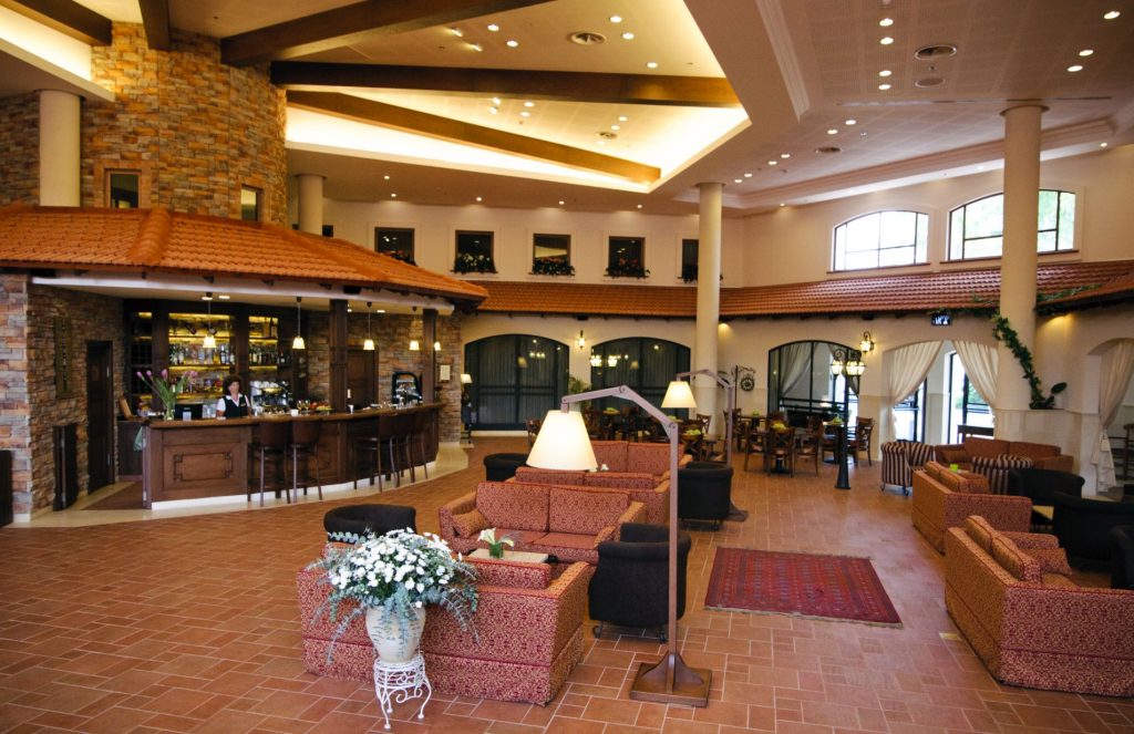 לובי המלון - כניסה ראויה לחדר האוכל המציע מטעמים.