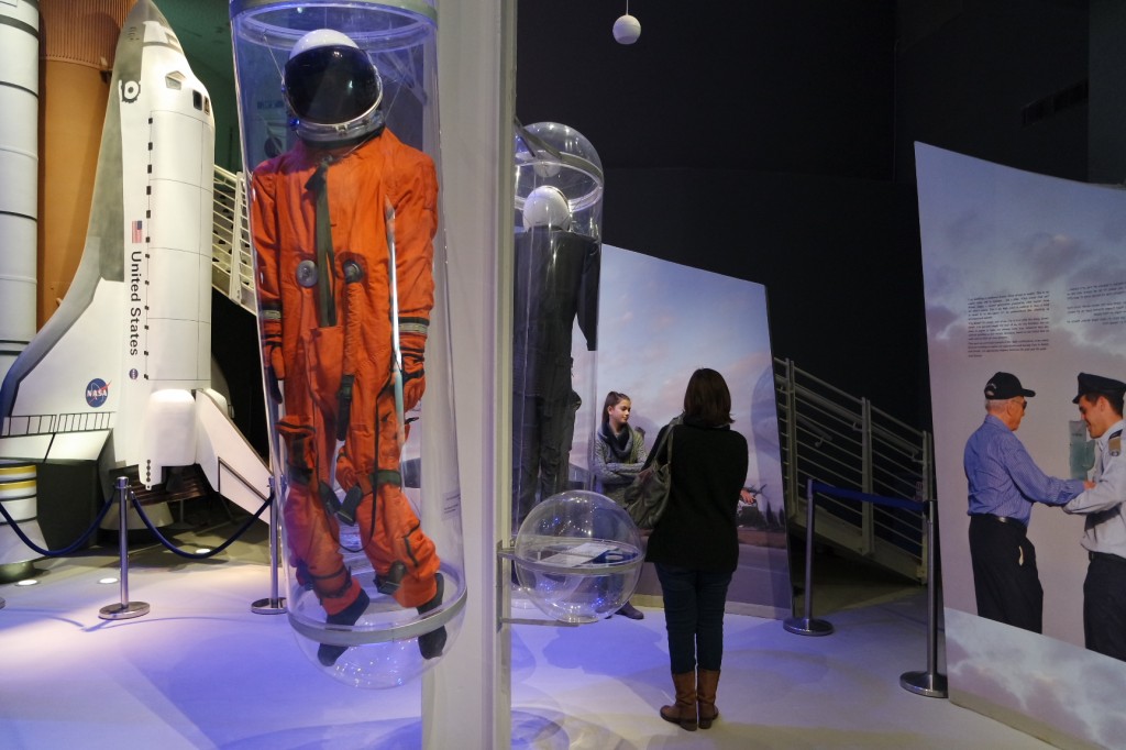 חליפת חלל ופריטים מהיסטוריית התעופה של אילן רמון - במרכז המבקרים.